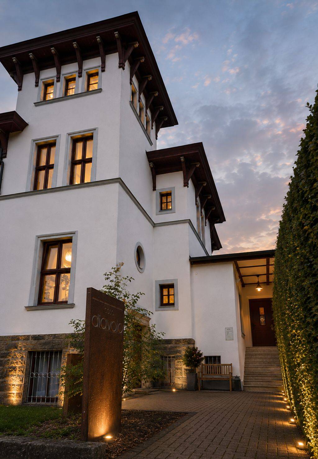 Eingang des CASA in der Abenddämmerung