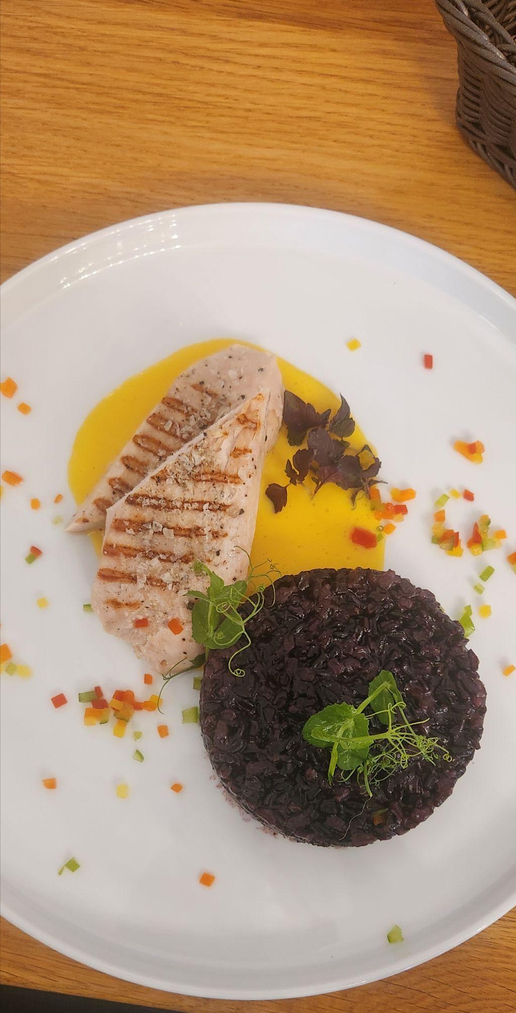 Filetto di pesce grigliato con riso venere