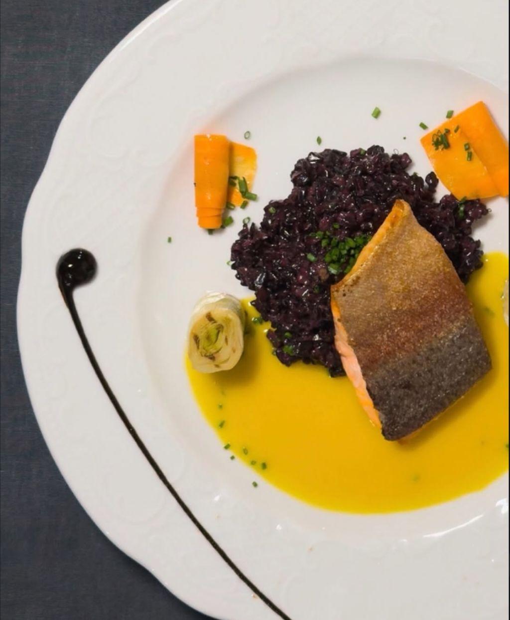 Salmone su riso venere con carota