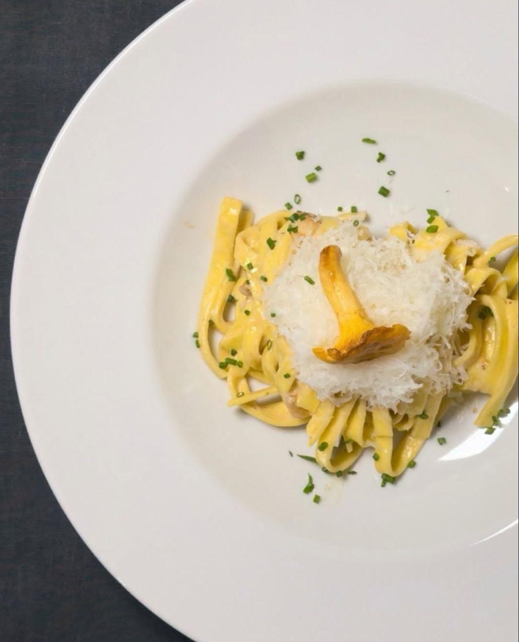 Tagliatelle fatte in casa con finferli e pecorino